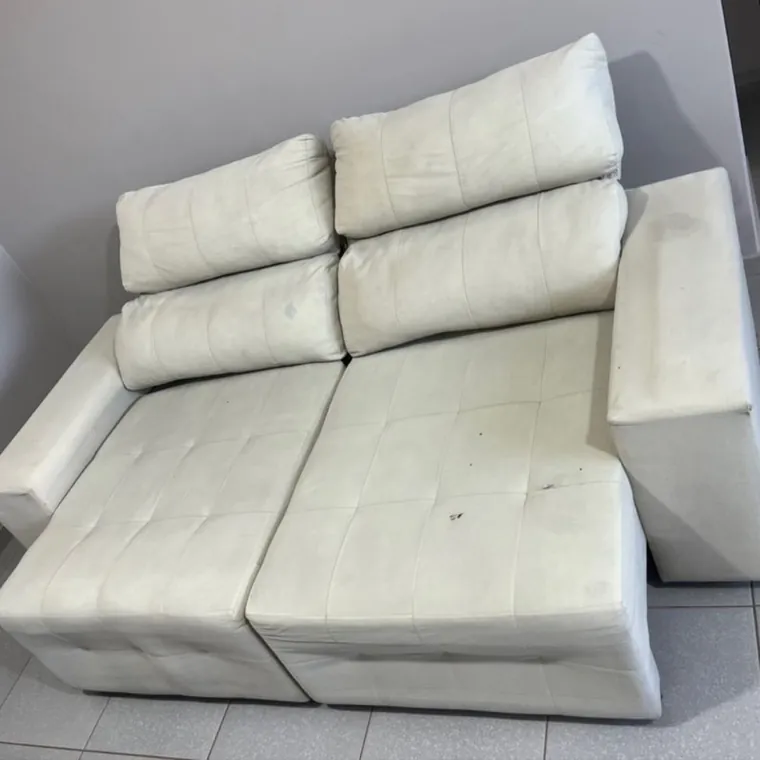 O mesmo sofá com chaise depois da limpeza da Xclean90