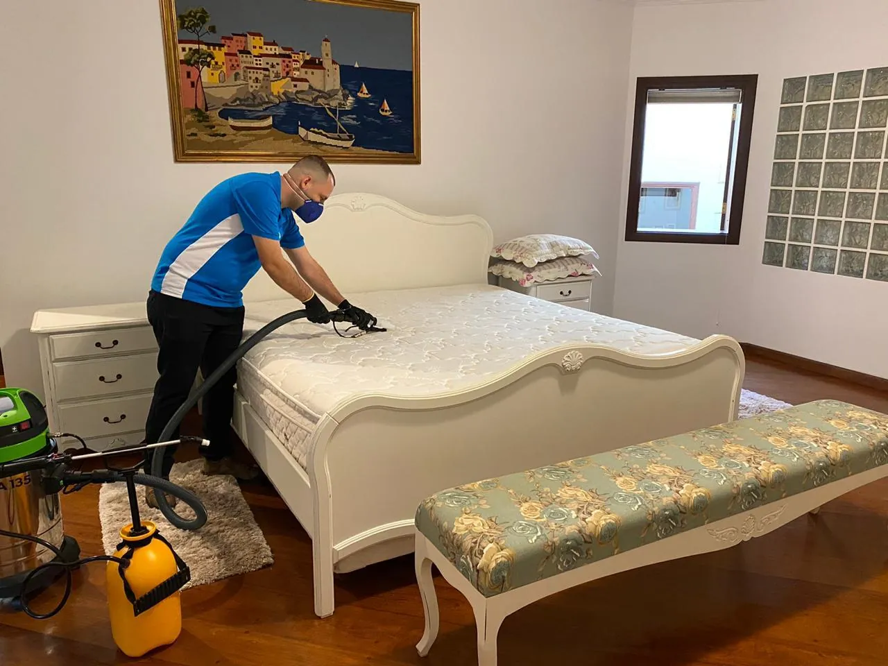Técnico da Xclean90 higienizando colchão de casal em quarto